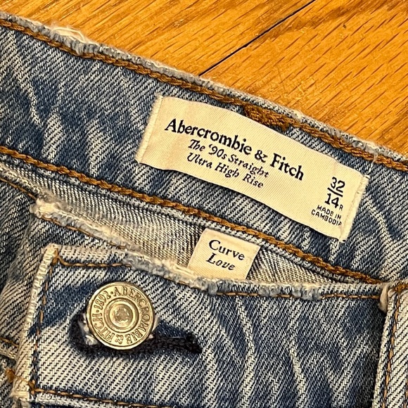 Abercrombie & Fitch Curve Love Ultra High Rise 90s Straight Jean Size 32… - Picture 7 of 9